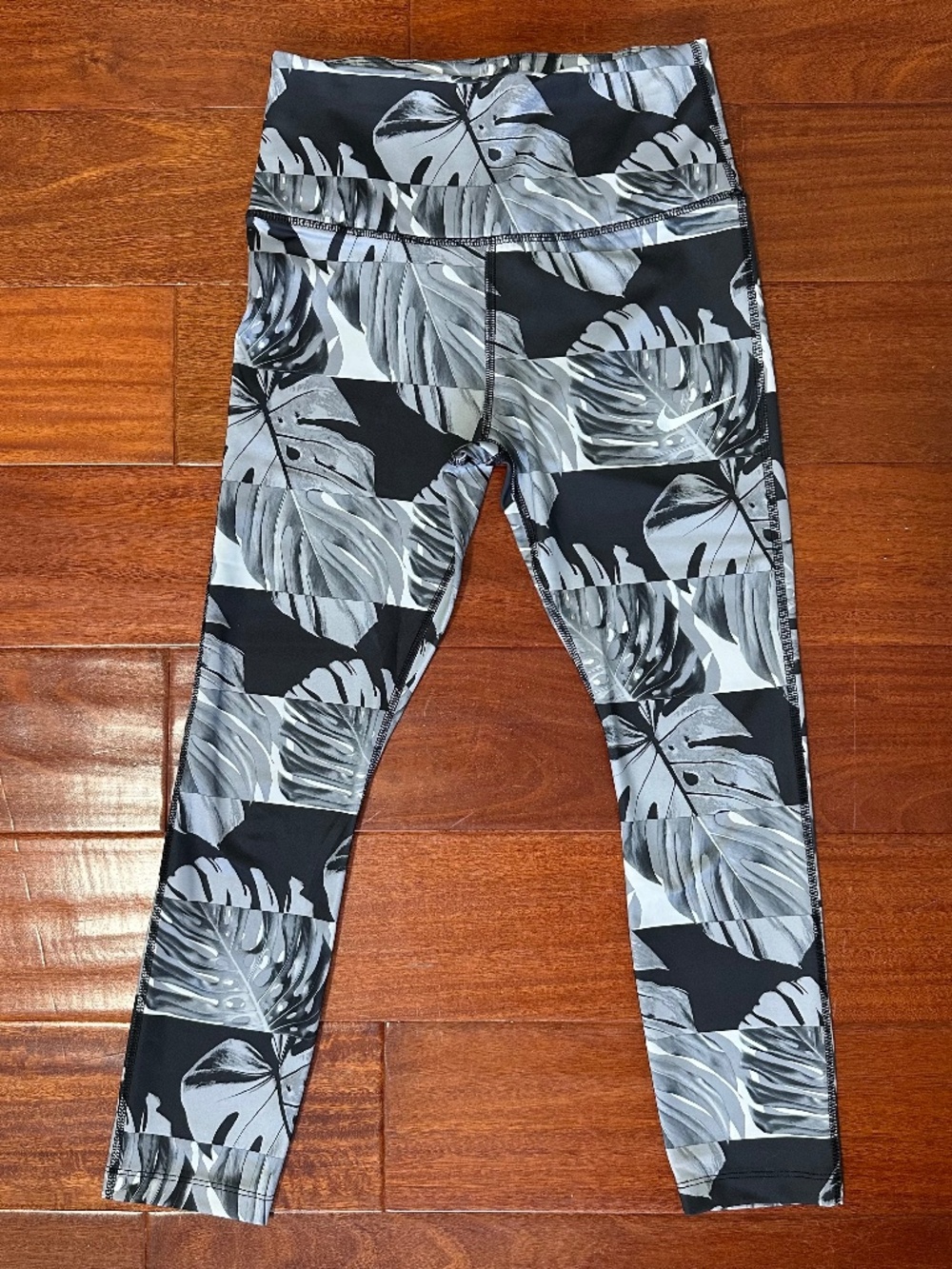 Nike Dri-FIT Leggings Women’s Black Gray Leaf Print Athletic Yoga Pants
